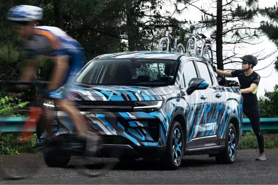 A picture of the Geely Radar pickup truck prototype with cyclists