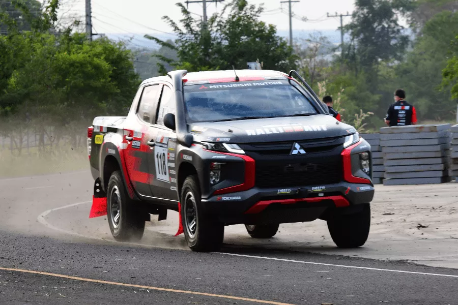 Mitsubishi Triton rally car