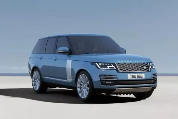 A blue Range Rover in the middle of nowhere