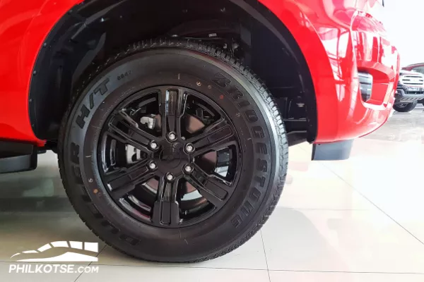 You get upgraded 17-inch allow wheels taken from the XLT