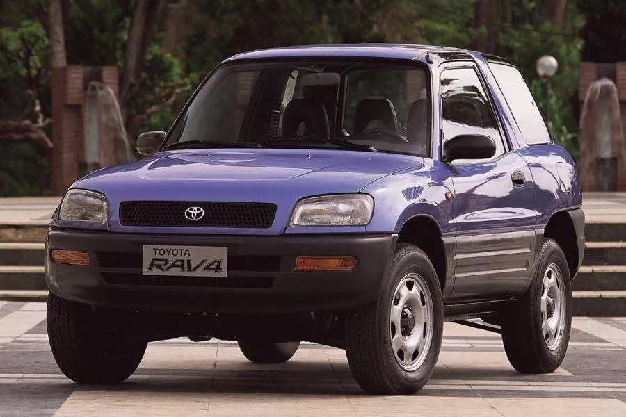 A picture of the 3-door 1997 Toyota RAV4