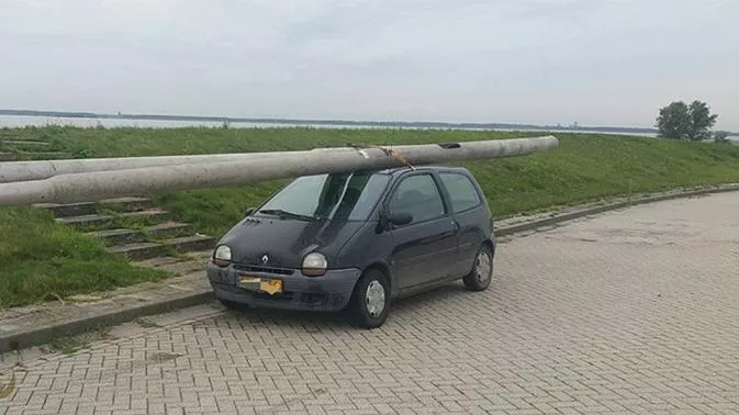 the Renault Twingo with a pair of lamp posts on its roof