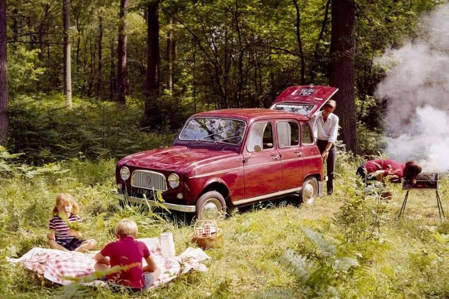 A picture of the Renault 4L together with a family.