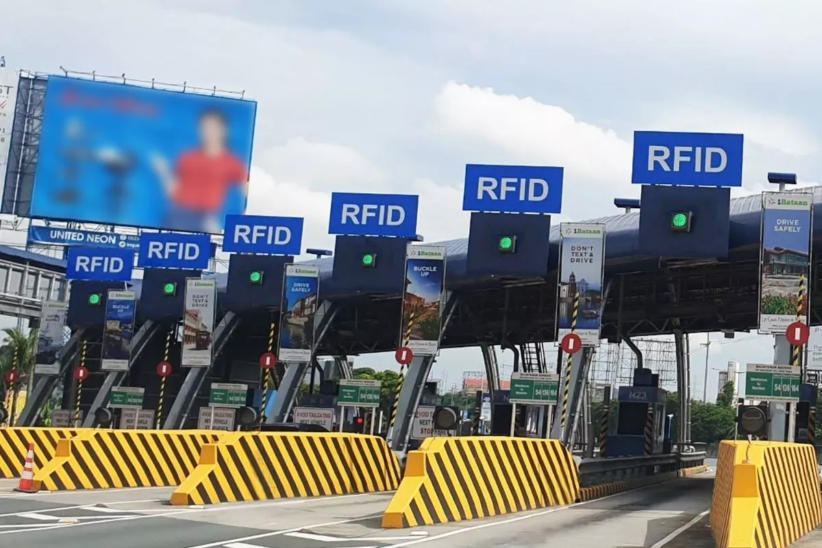 A picture of a toll plaza with RFID only lanes