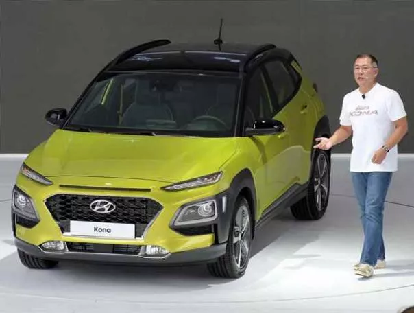 Hyundai Motor Vice Chairman Chung Eui-sun standing besite a Hyundai Kona