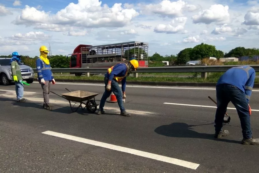 A picture of workers repairing a portion of the NLEX