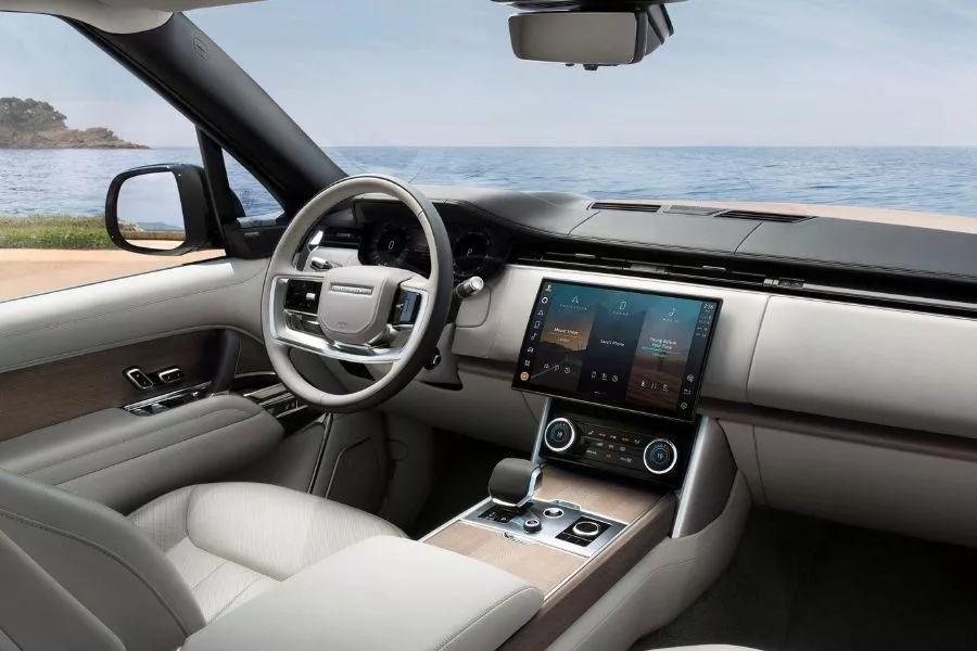 A picture of the 2022 Range Rover's front cabin