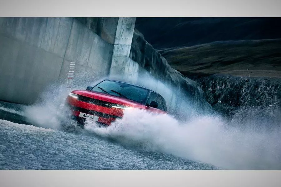 Range Rover Sport in spillway