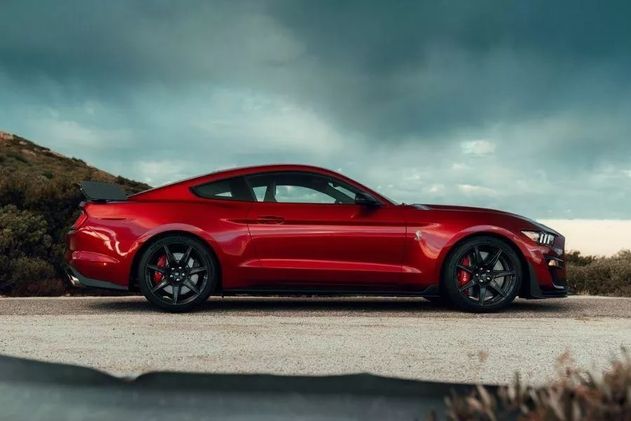 A picture of the Mustang Shelby GT500 from the side