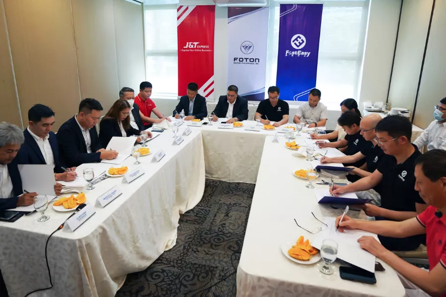 A picture of the Foton-FastEasy-Global Jet partnership signing ceremony.