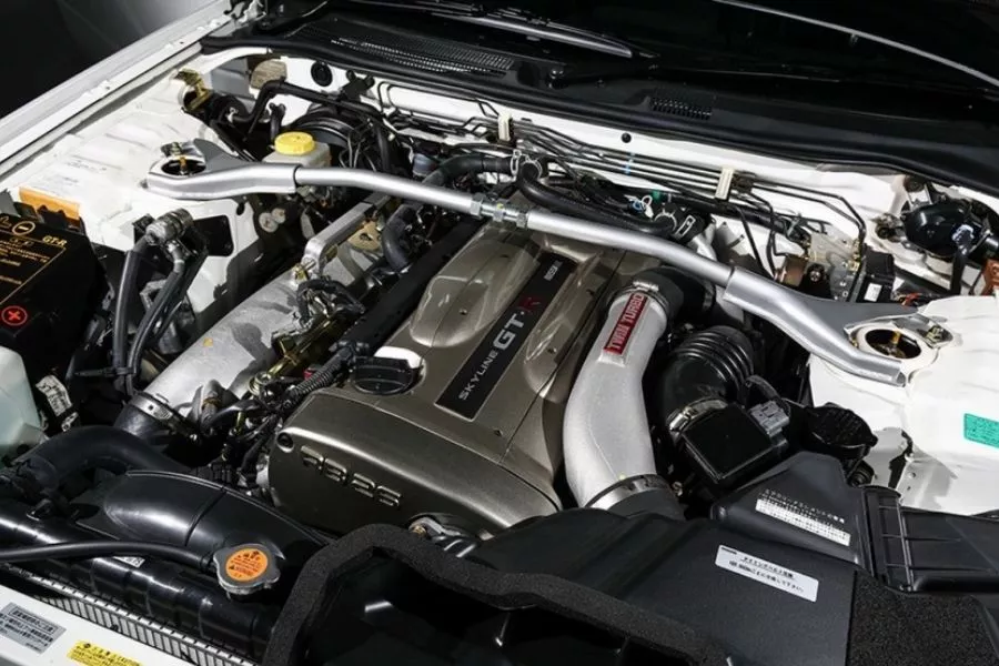 A picture of the R34's engine bay