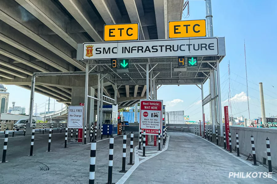 A picture of the toll gates on Skyway Stage 3