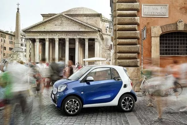 A picture of a Smart car in a busy European city