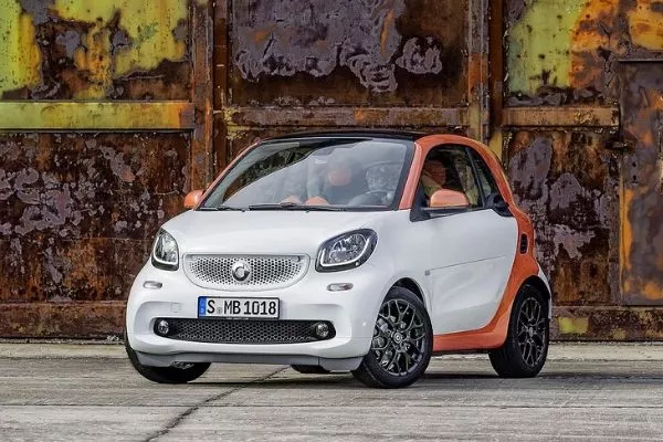 A picture of a 2018 Smart Fortwo parked in an urban area