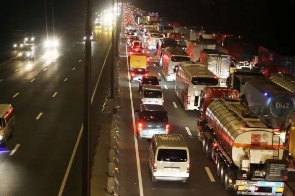 Well...here we go again, boys and girls A picture of traffic on SLEX