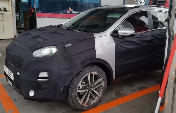 Kia Sportage 2019 facelift spy shot angular front