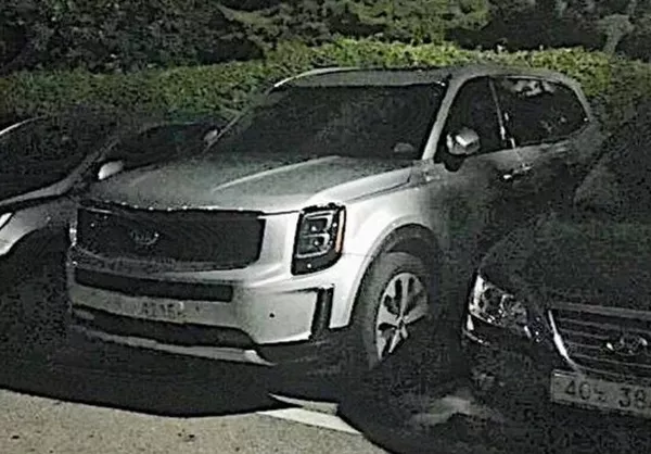 Spy shots of the angular front of the camo-free Kia Telluride 2019 