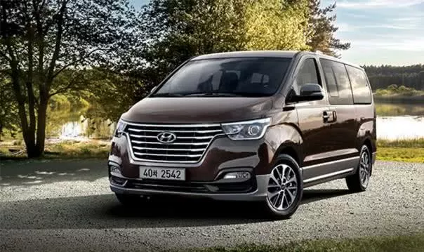 Hyundai Grand Starex 2018 angular front outdoor