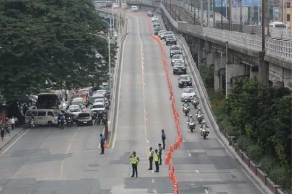 A stop and go traffic scheme being implemented along EDSA