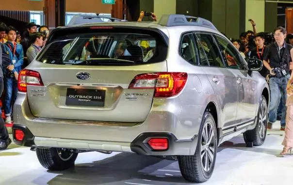 The facelifted Outback receives a redesigned style derived from the current model Subaru Outback 2018 facelift angular rear