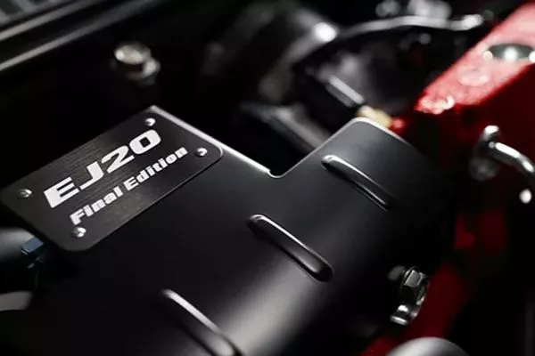 A picture of the Final Edition plate attached to an EJ20 engine