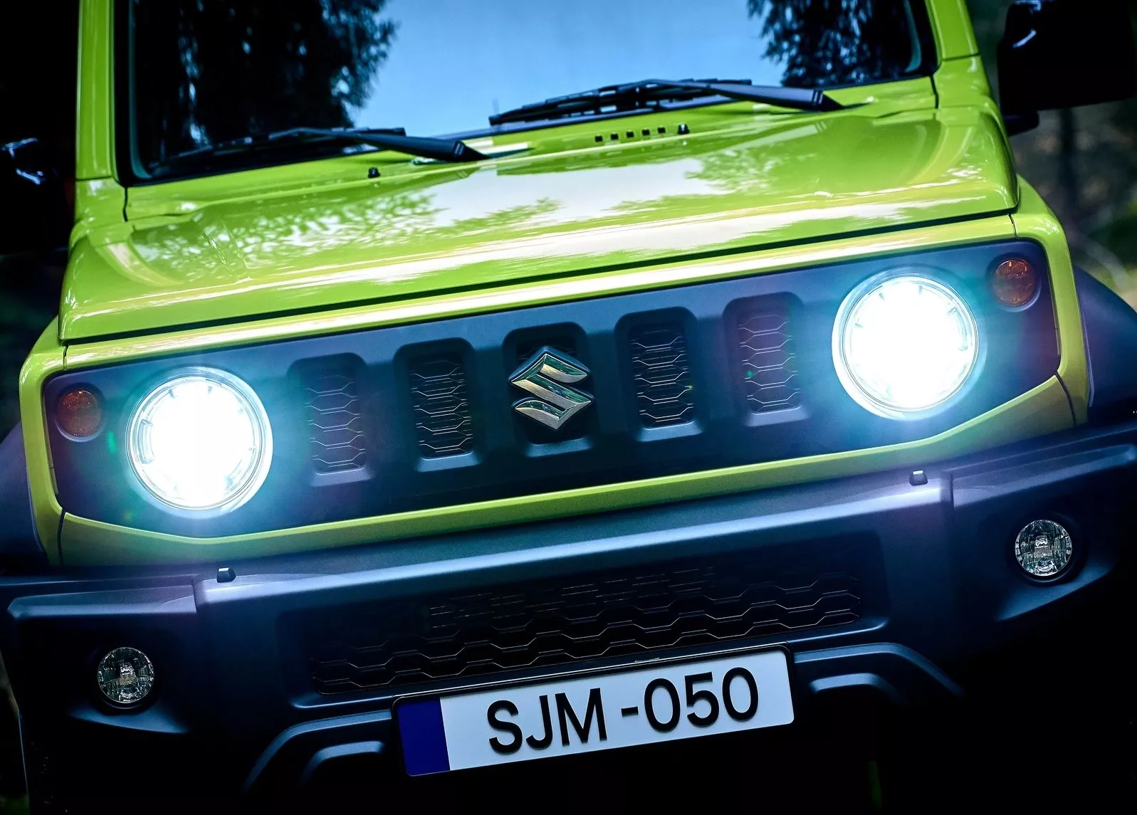 Round headlights of Suzuki Jimny