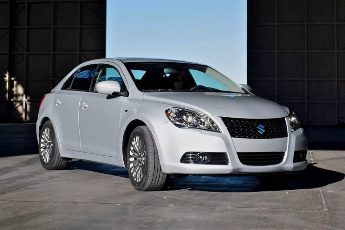 A picture of the Suzuki Kizashi near some buildings