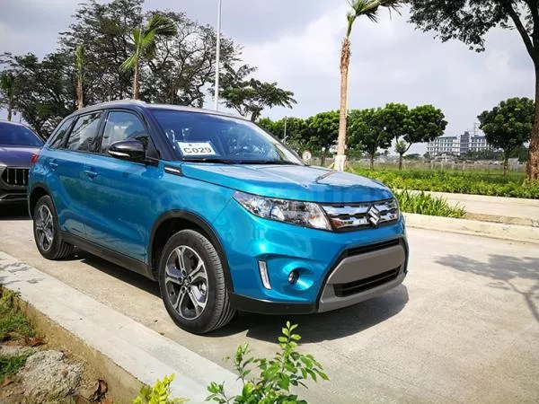 Angular front of a blue Suzuki Vitara 2018 