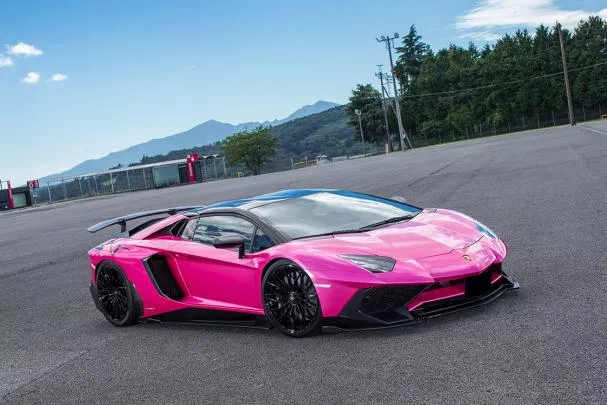 angular front of the Lamborghini Aventador SV in pink livery