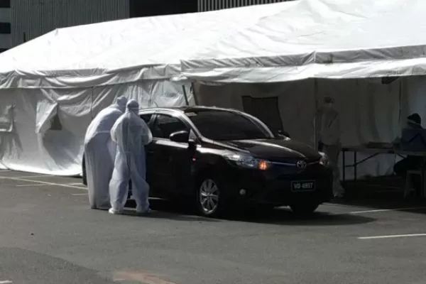 A picture of a car with a testee at the Taguig covid-19 testing center