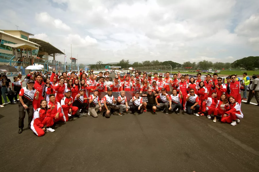 A picture of TGR Vios cup participants and TMP executives