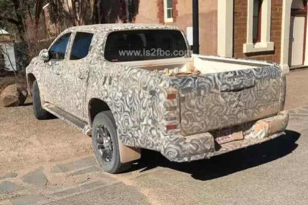 The angular rear of the Mitsubishi Strada 2019