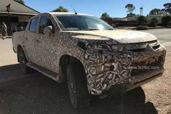 The angular front of the Mitsubishi Strada 2019