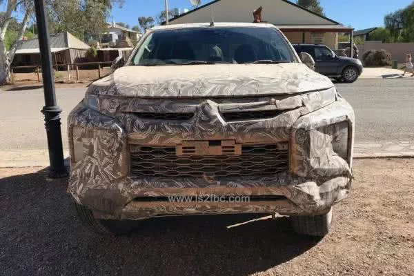 The front of the Mitsubishi Strada 2019