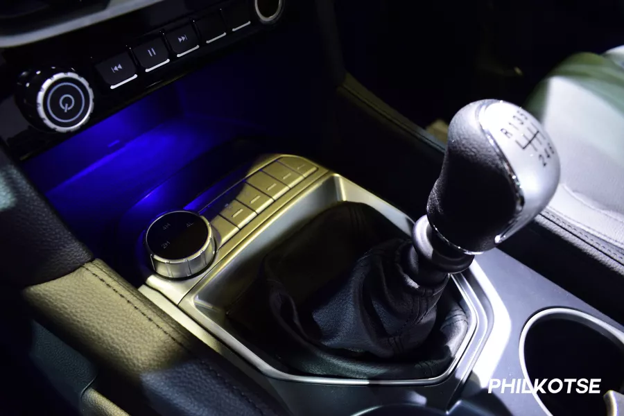 A picture of the Thunder 4x4 MT's center console and shifter