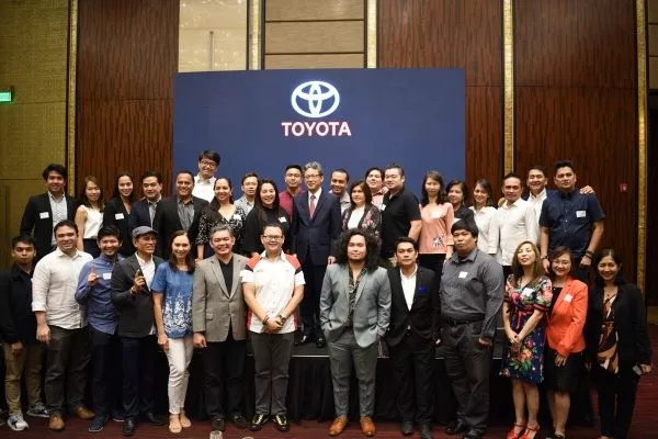 Satoru Suzuki with guests from the media. 