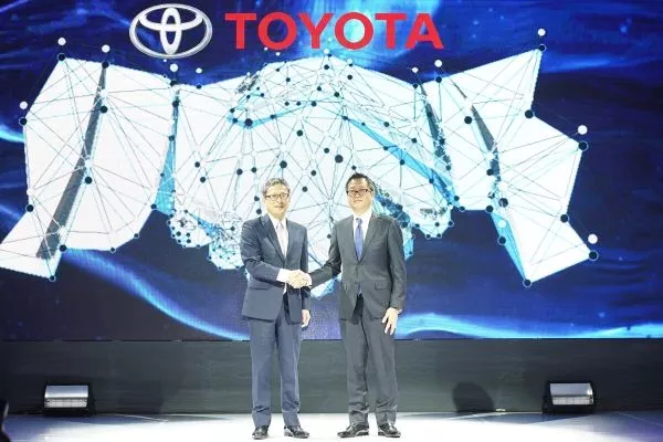 A picture Suzuki-san and Okamoto-san shaking hands at the TMP turnover event