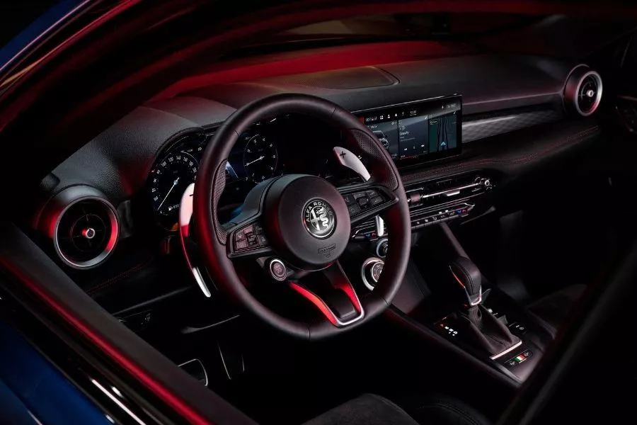 A picture of the interior of the Alfa Romeo Tonale's cockpit