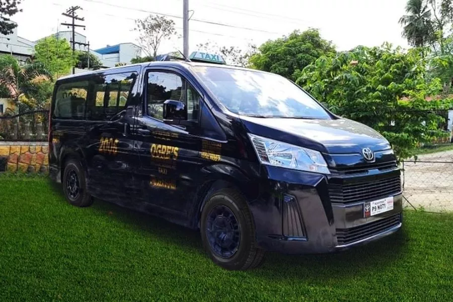 Toyota Hiace Commuter Deluxe front view