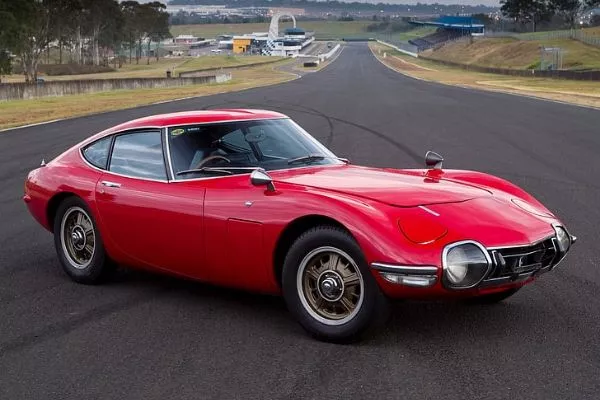 toyota 2000gt on the track