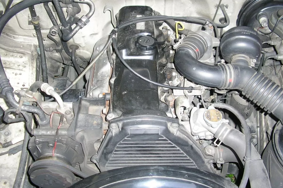 A picture of the Hilux's 2L diesel engine