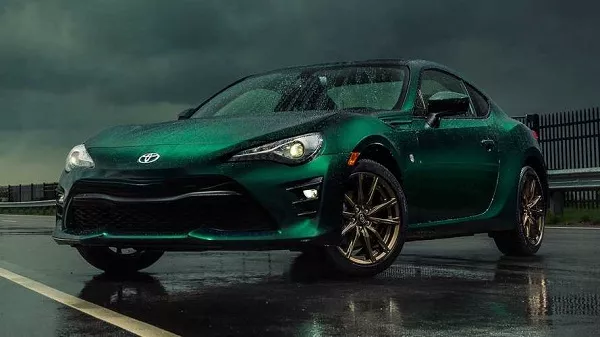 A picture of the Toyota 86 Hakone edition in rainy weather