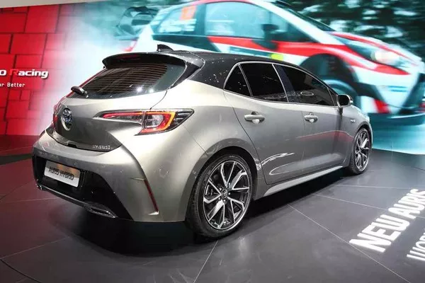 Toyota Auris 2018 angular rear