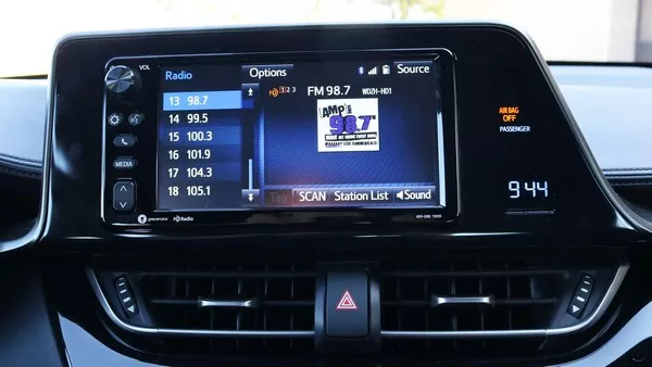 Toyota C-HR LE 2018 touchscreen