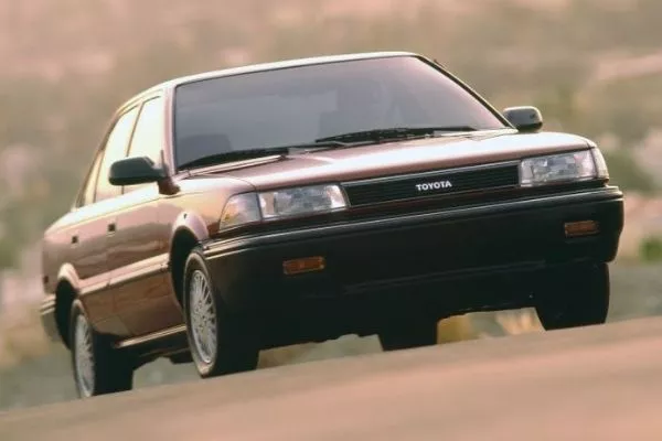 A picture of the Toyota Corolla E90 as it climbs a hill