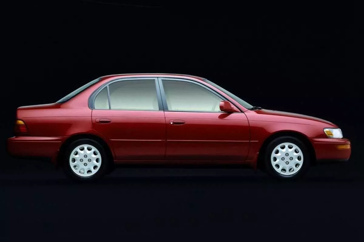 From the side, one can view the E100's planted stance and smooth roofline A picture of the side of the Corolla E100