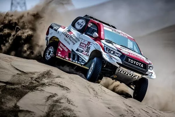 toyota-hilux-racing-in-dakar-rally