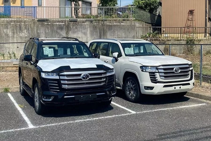 Toyota Land Cruiser front view