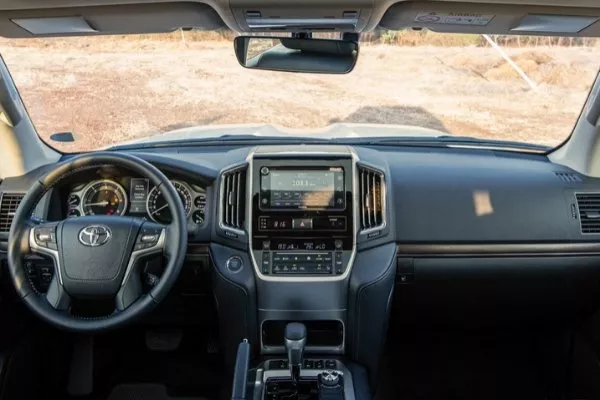The cockpit of the Land Cruiser 200 A picture of the Land Cruiser 200's dashboard and steering wheel