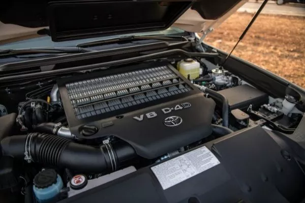 The Land Cruiser 200's V8 turbo-diesel engine A Picture of the Land Cruiser's V8 engine